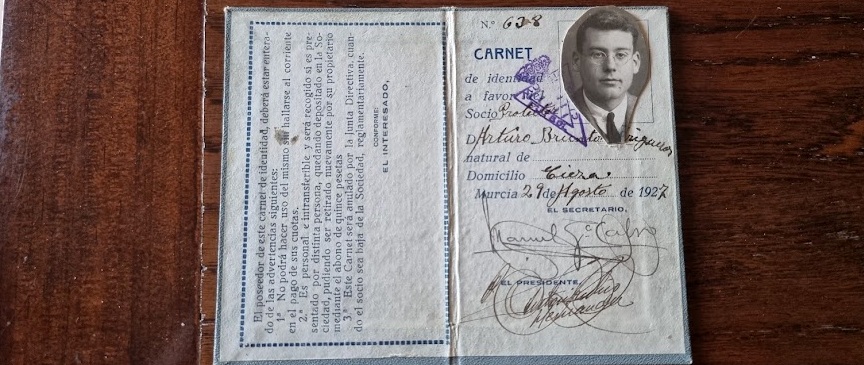 Carnet histórico conservado por la familia Brunton