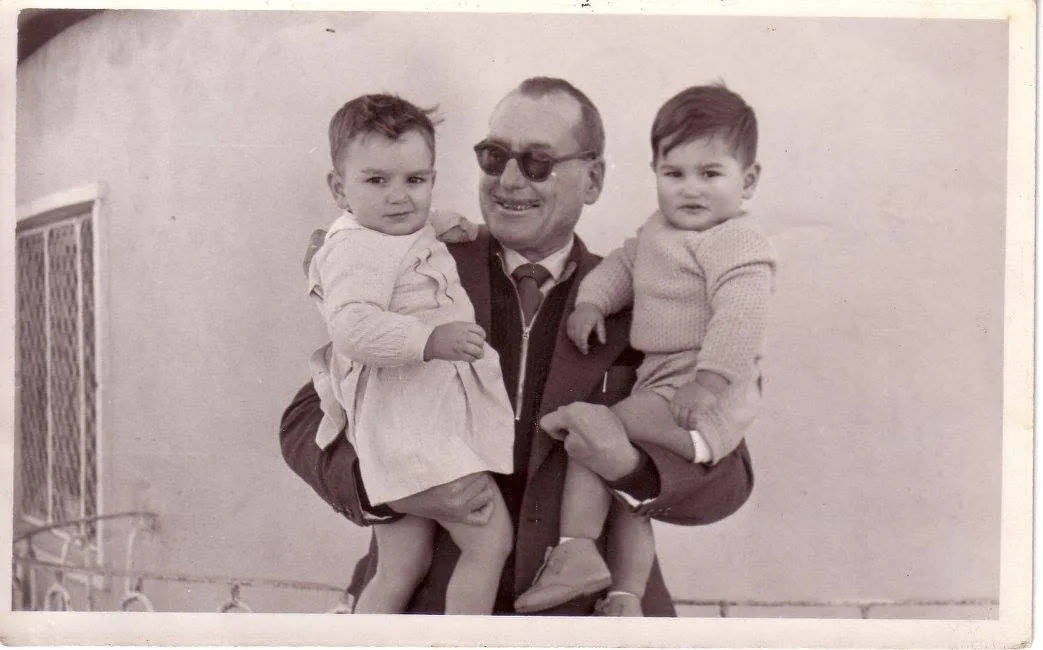 Arturo con dos de sus nietos