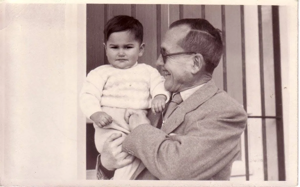 Arturo con uno de sus nietos