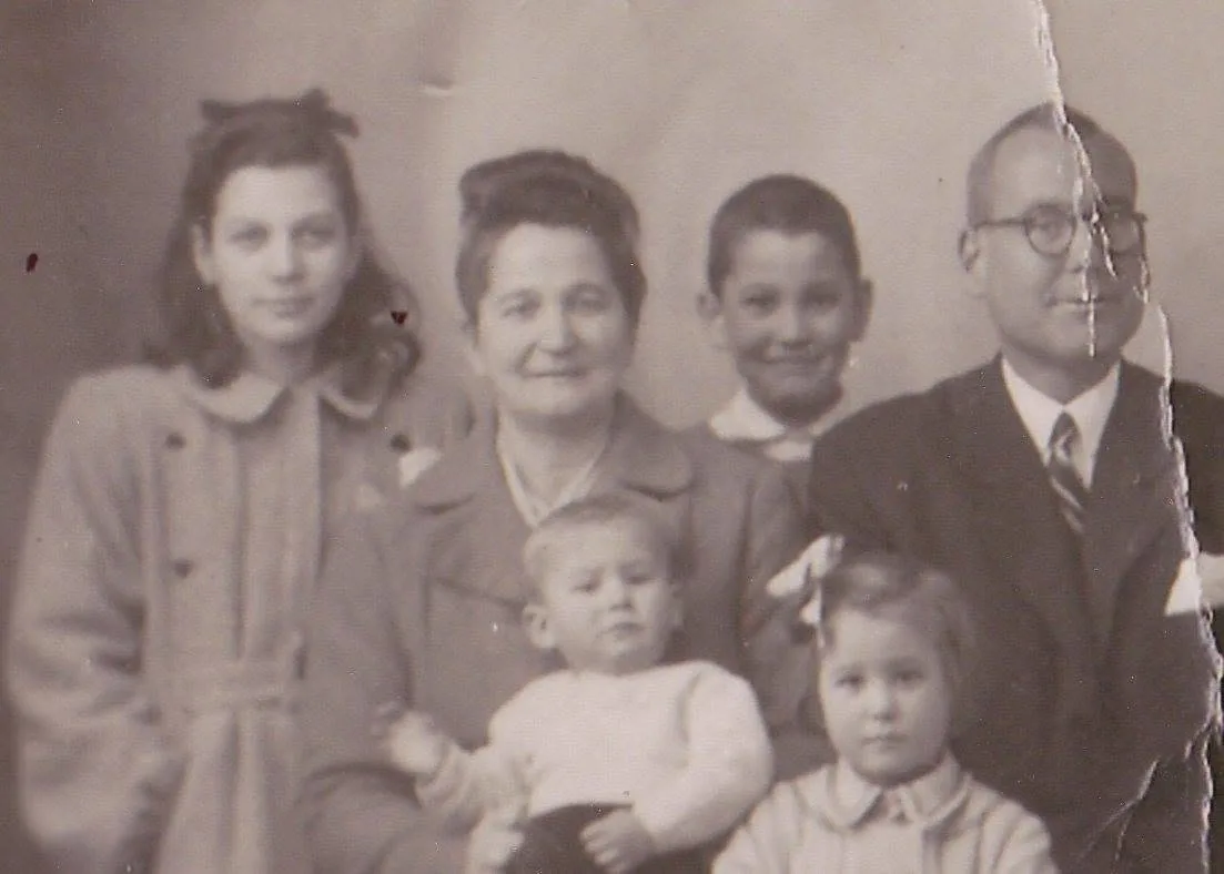 Arturo y M.ª Dolores con varios de sus hijos