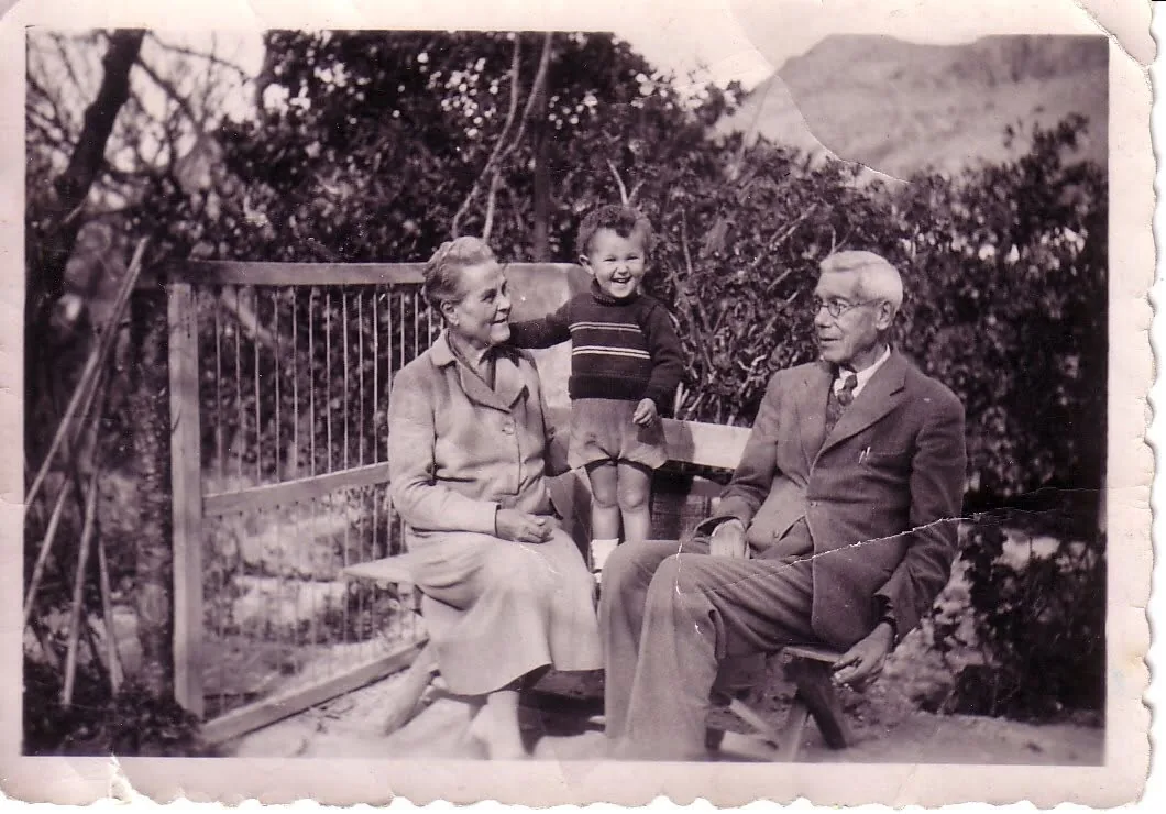 Bernard y Carmen con uno de sus nietos