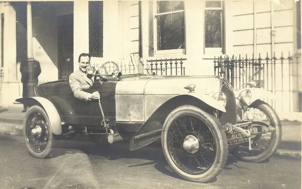 Bernardo con su automóvil