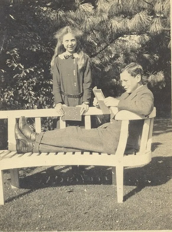 Bernardo leyendo junto a Carmela