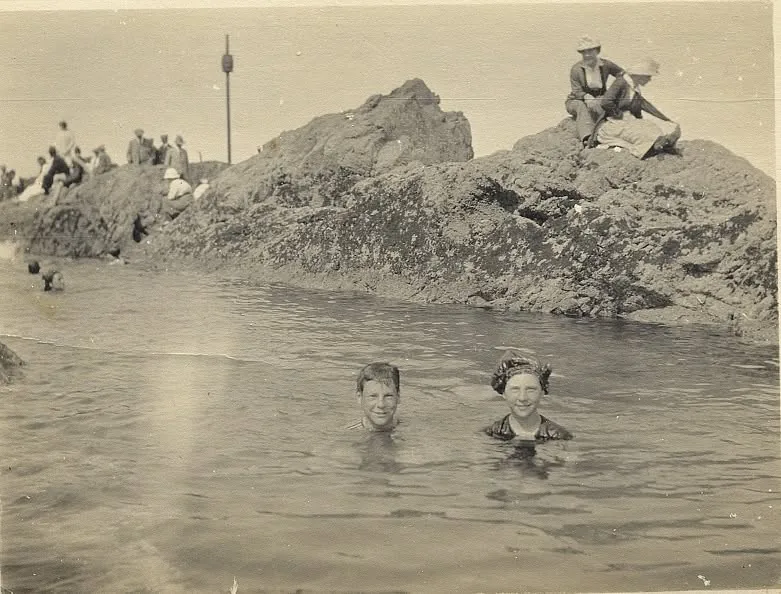 Bernardo y Carmela en el mar