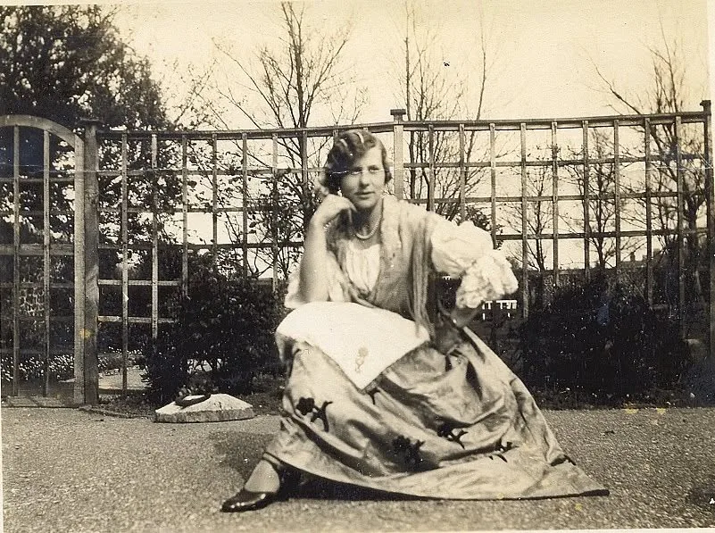 Carmela Brunton Trigueros en jardín — 02