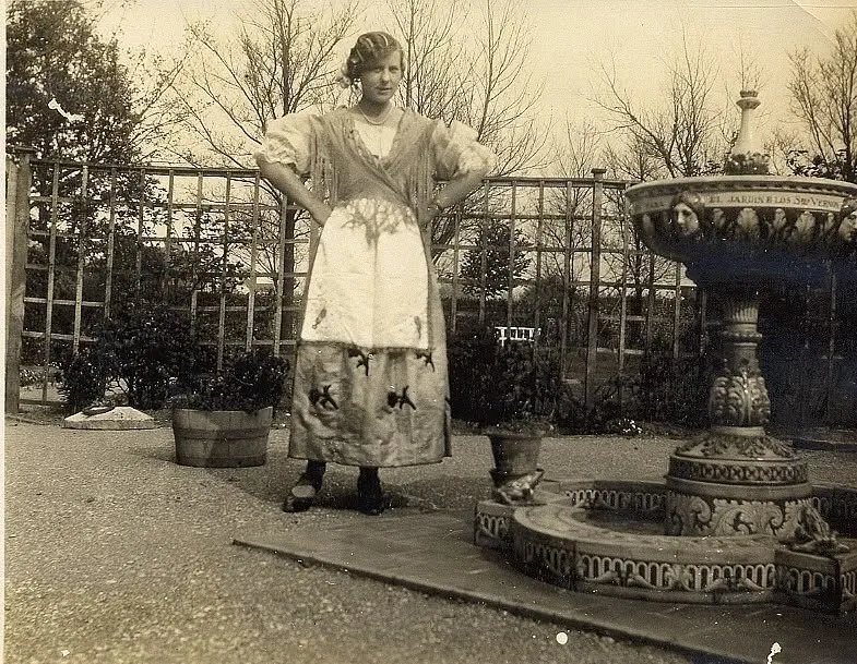 Carmela Brunton Trigueros en jardín — 03