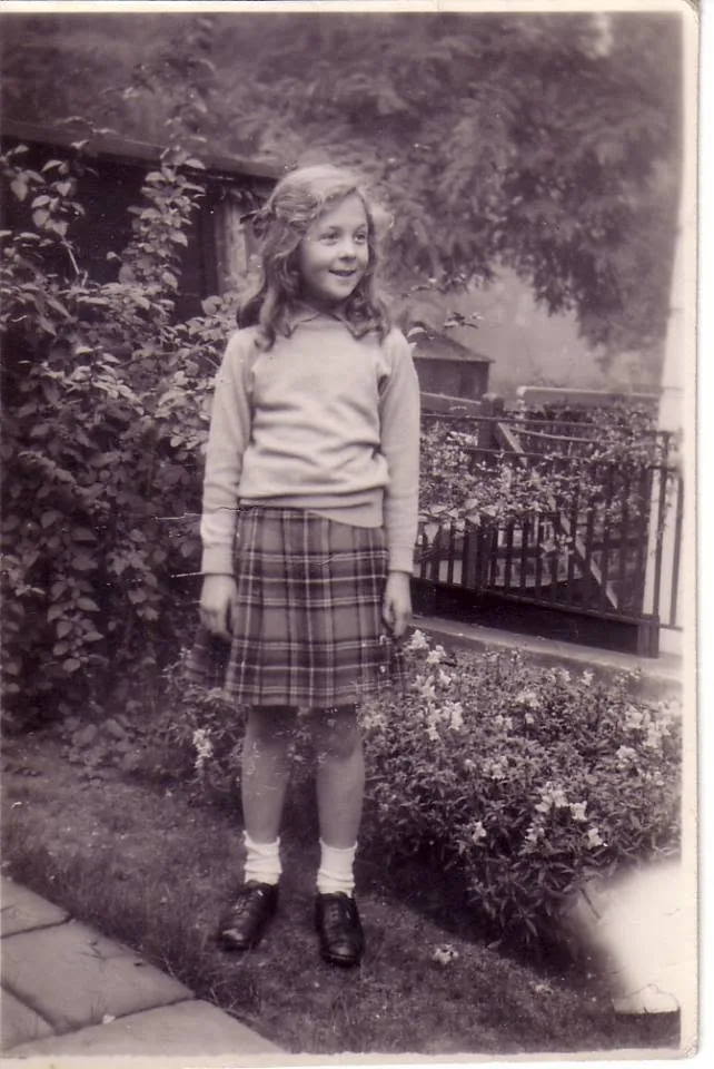 Carmela en el jardín