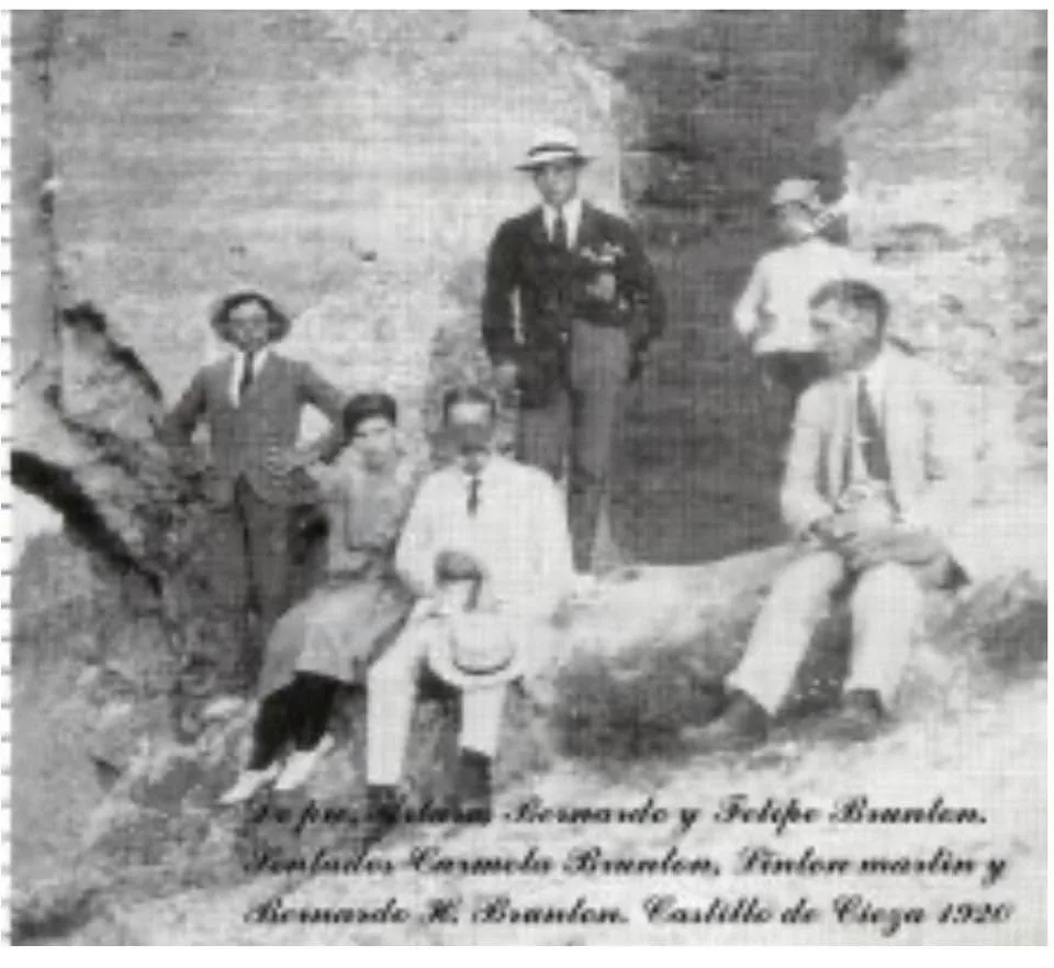 Familia Brunton en el Castillo de Cieza