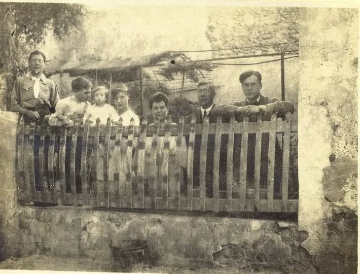 Familia Brunton reunida en el jardín