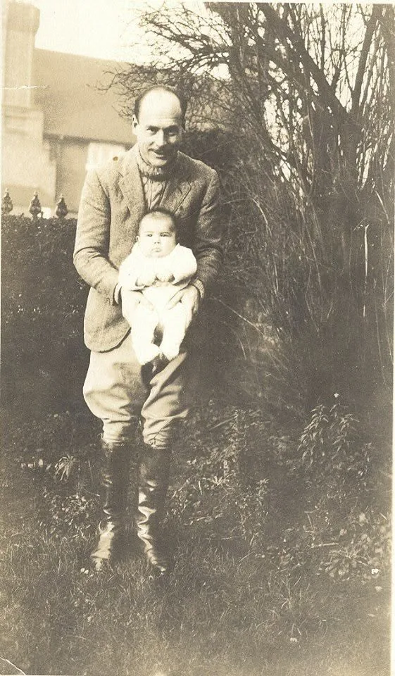 Bernardo Brunton Trigueros con un bebé