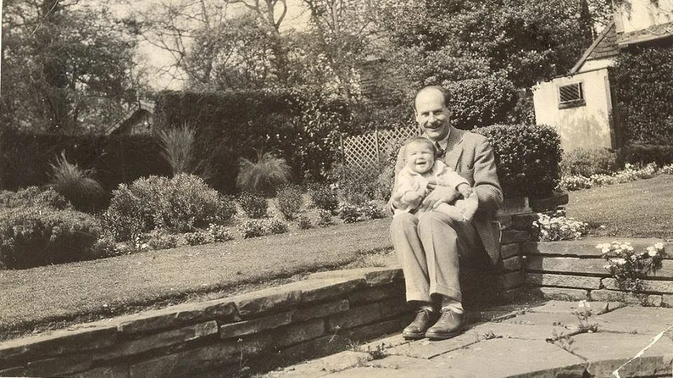 Bernardo Brunton Trigueros con uno de sus hijos en el jardín