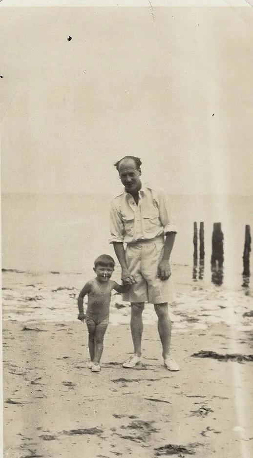 Bernardo Brunton Trigueros con uno de sus hijos en la playa