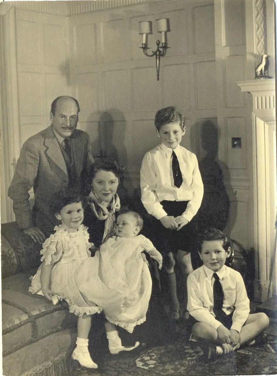 Bernardo Brunton Trigueros con Molly y sus cuatro hijos