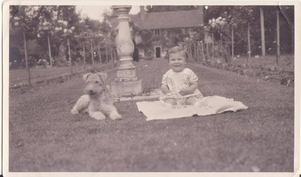 Uno de los hijos de Bernardo Brunton Trigueros, bebé, con un perro