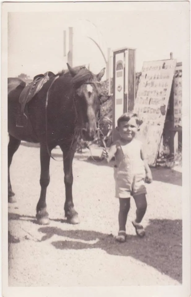 Uno de los hijos de Bernardo Brunton Trigueros junto a un caballo