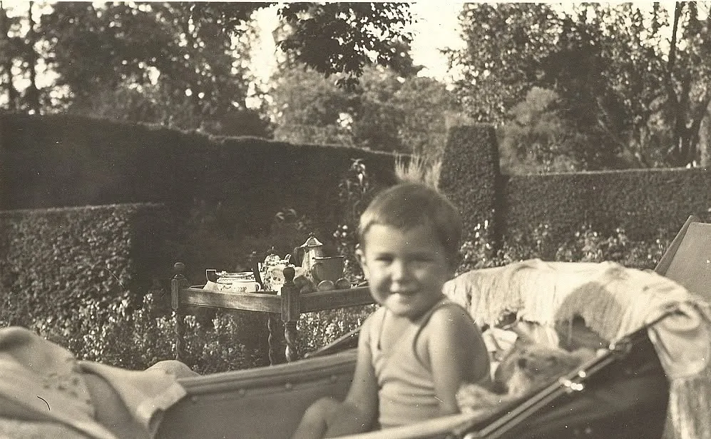 Uno de los hijos de Bernardo Brunton Trigueros en exterior