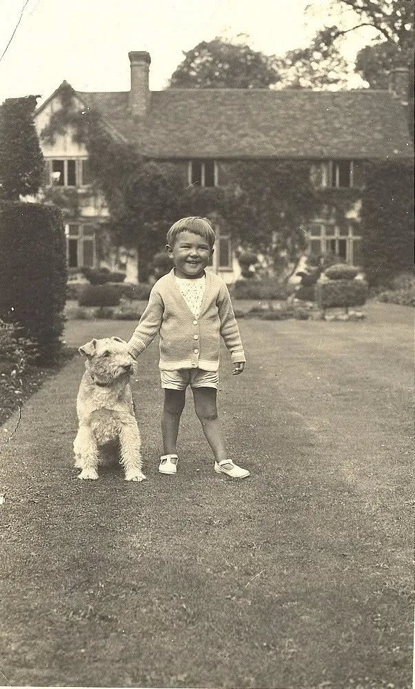 Uno de los hijos de Bernardo Brunton Trigueros con un perro