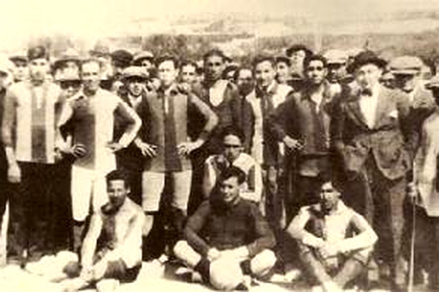 Uno de los primeros equipos de fútbol de Cieza, con Arturo Brunton Trigueros sentado en el centro delante del balón