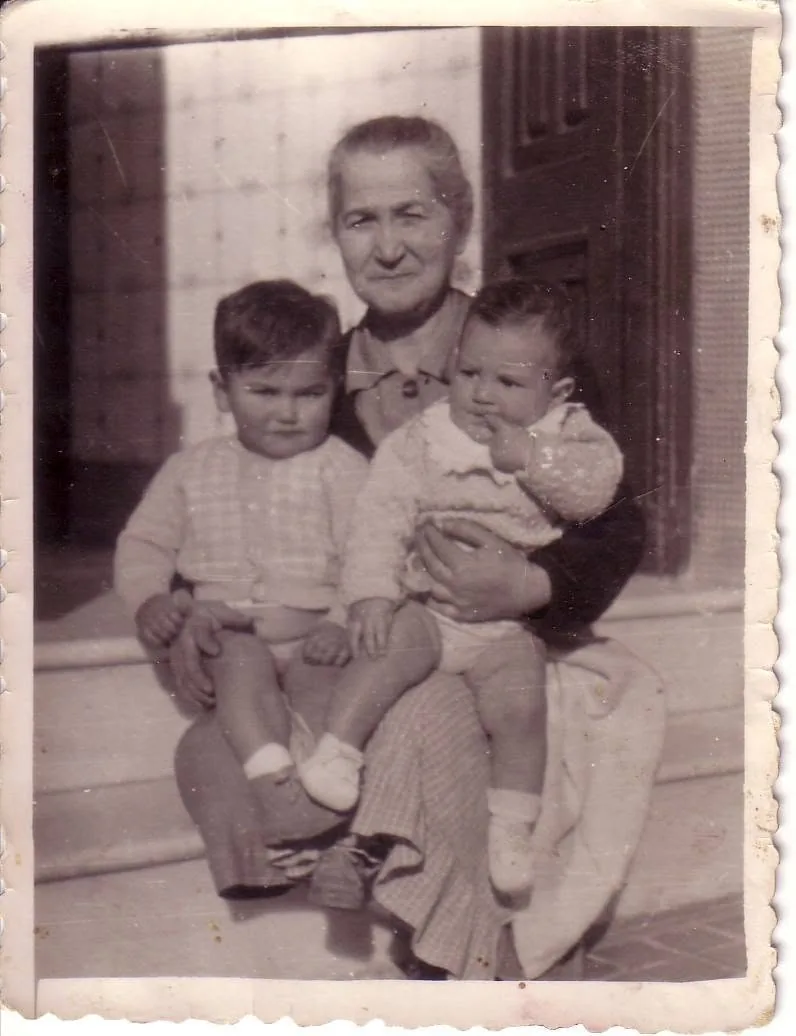 M.ª Dolores de Arce Pérez con dos nietos