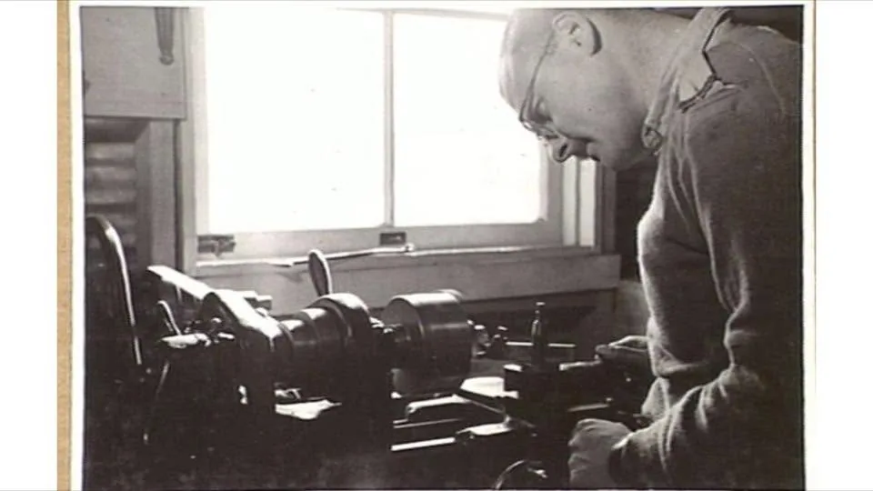 P. W. Brunton operando un torno en Broadmeadows, Victoria, en 1943